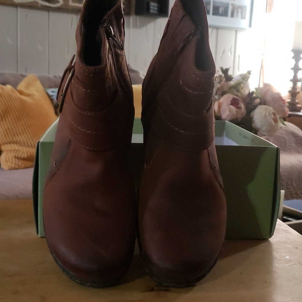 Brown ankle boot with a buckle